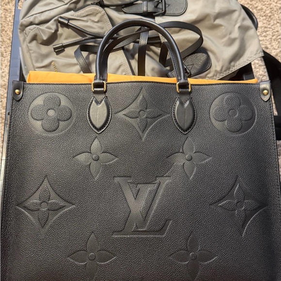 Louis Vuitton Handbags - Louis Vuitton Black OnTheGo GM tote/ Leather Tote